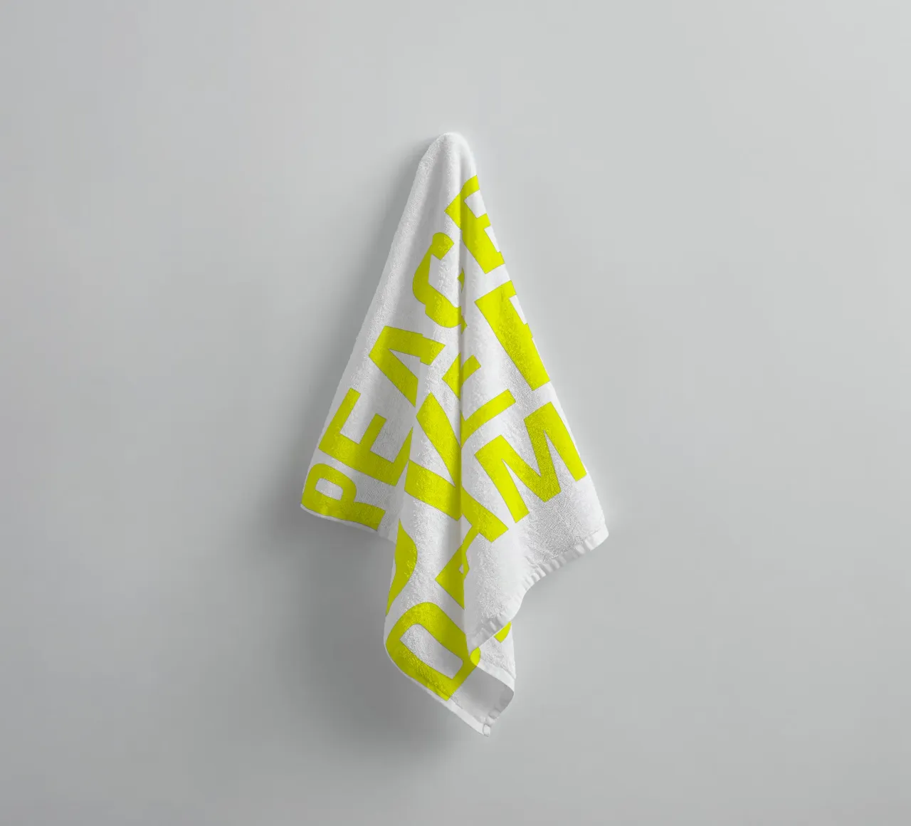 OVER series- bold letters, brave values (5 colors) asciugamano da bagno da FRICKE DESIGN