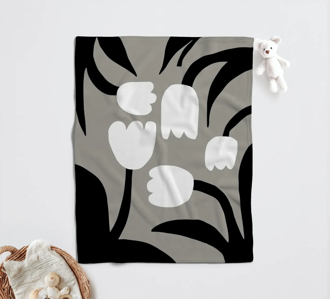 Fiori bianchi e neri coperta in pile da Little Dean