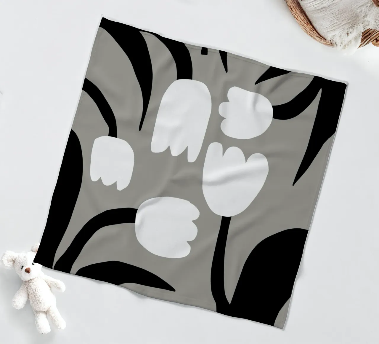 Fiori bianchi e neri coperta in pile da Little Dean