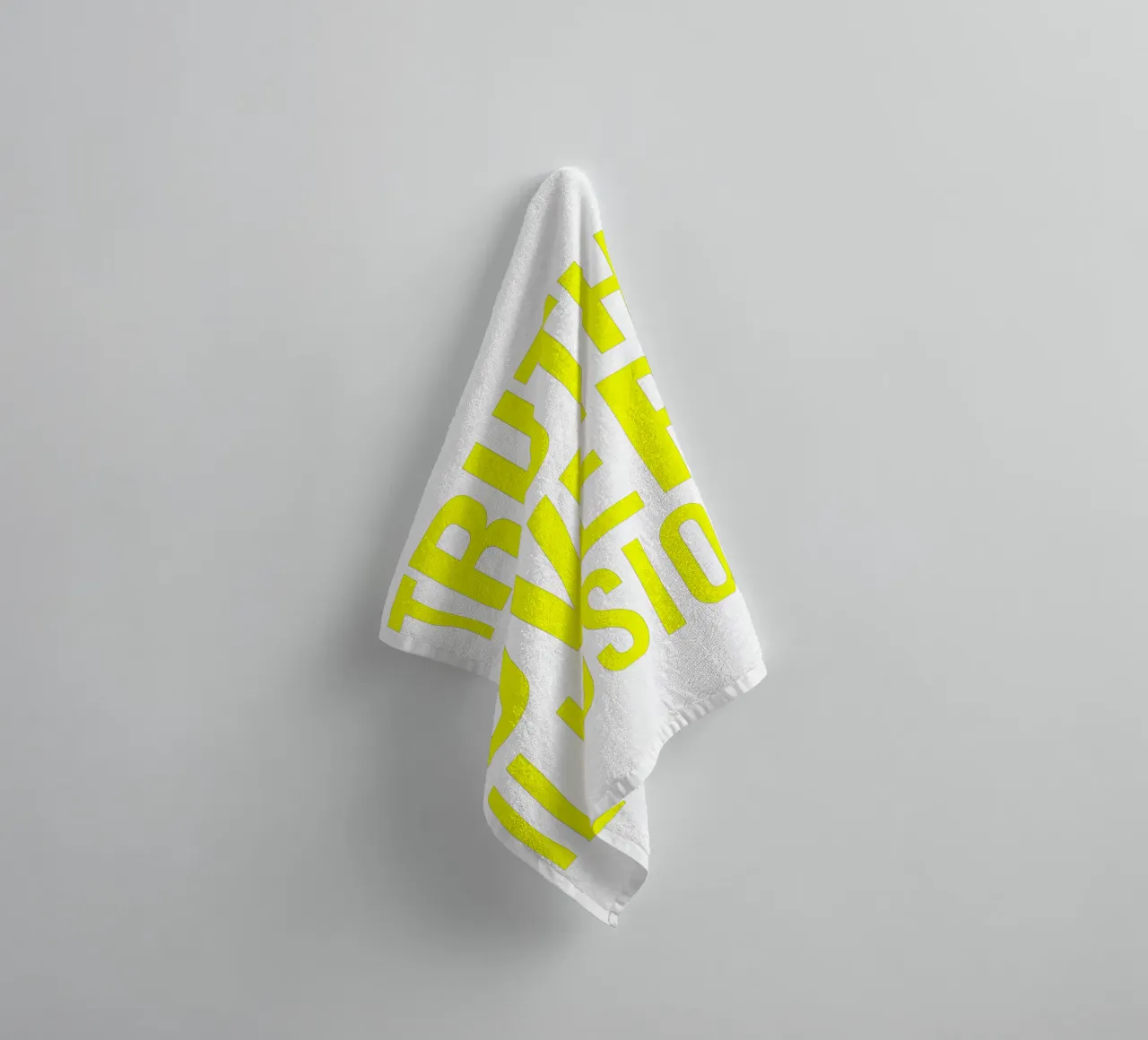 OVER series - bold letters, brave values (5 colors) asciugamano da bagno da FRICKE DESIGN