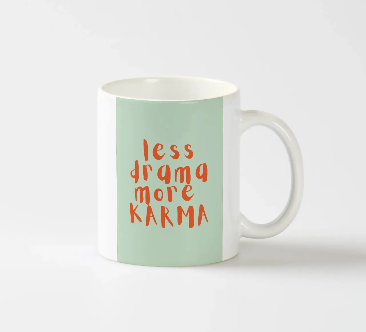 MENO DRAMMI PIÙ KARM tazza in ceramica da PurePeachStudio
