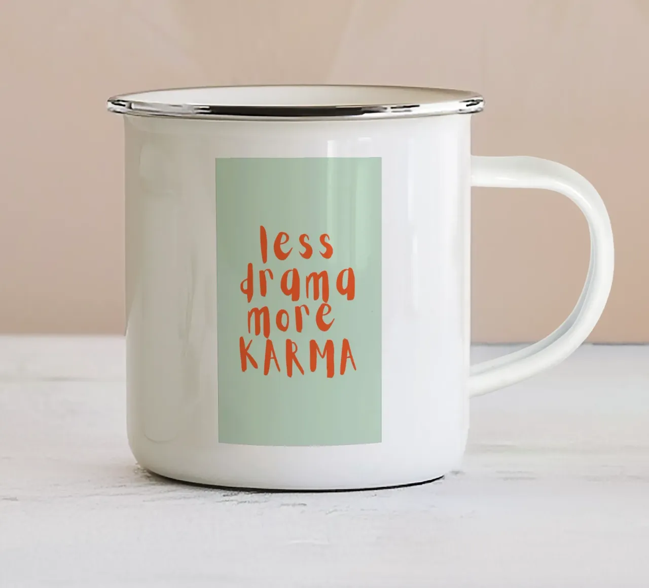 MENO DRAMMI PIÙ KARM tazza in smalto da PurePeachStudio