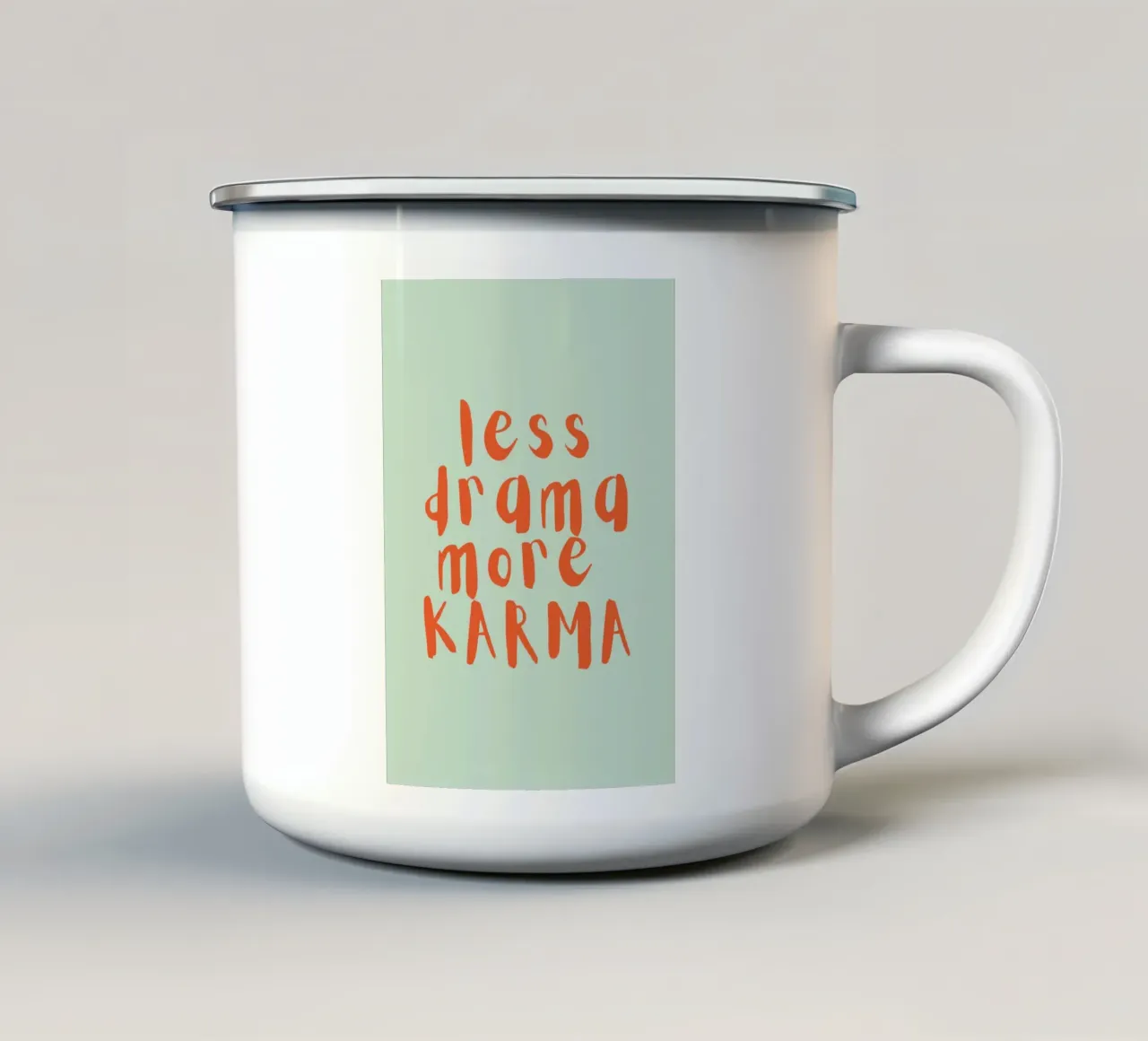 MENO DRAMMI PIÙ KARM tazza in smalto da PurePeachStudio