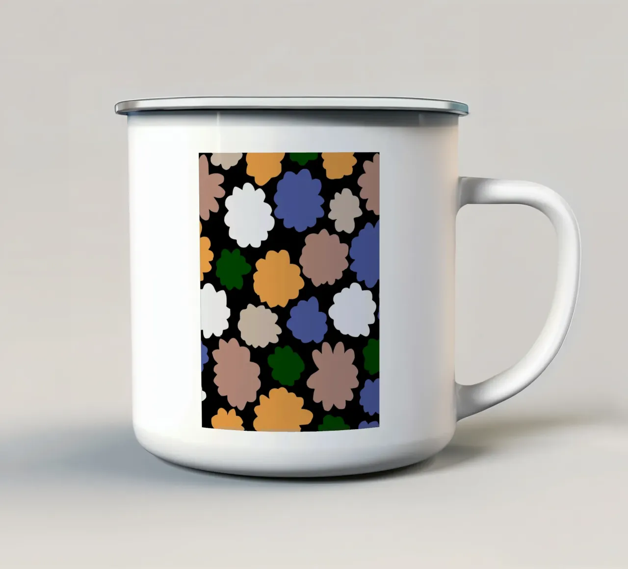 Modello di fiori ritagliati tazza in smalto da Little Dean