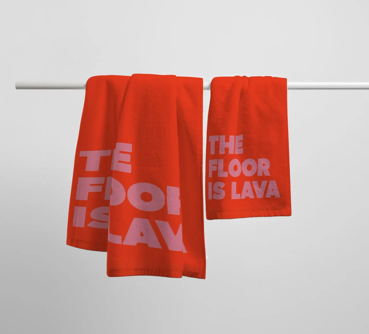 Poster tipografico "The Floor Is Lava" - Dopamine Decor Design asciugamano da bagno da QuooodZ by MooodzArt