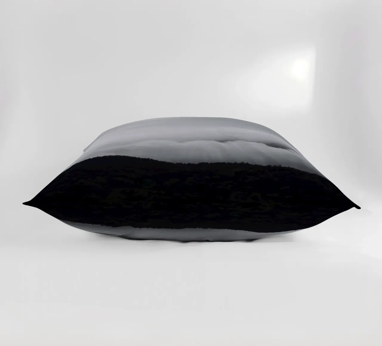 black mountains and white clouds cuscino da Studio Nahili