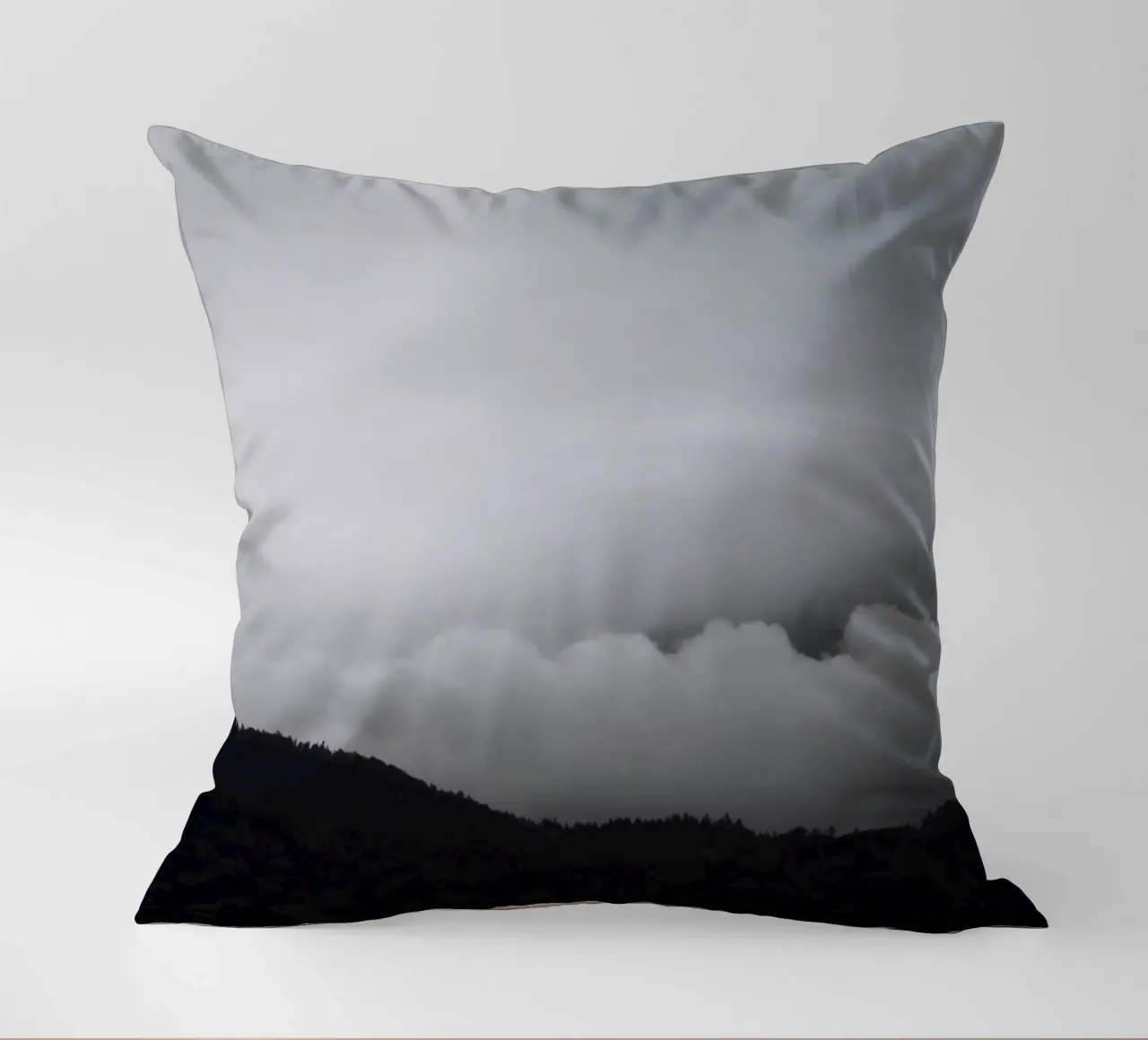 black mountains and white clouds cuscino da Studio Nahili