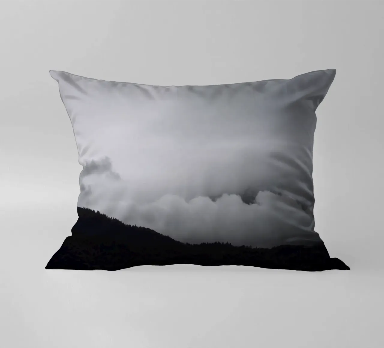 black mountains and white clouds cuscino da Studio Nahili