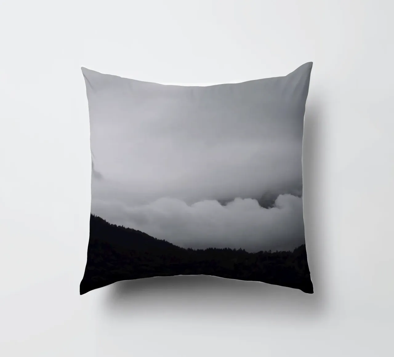 black mountains and white clouds cuscino da Studio Nahili