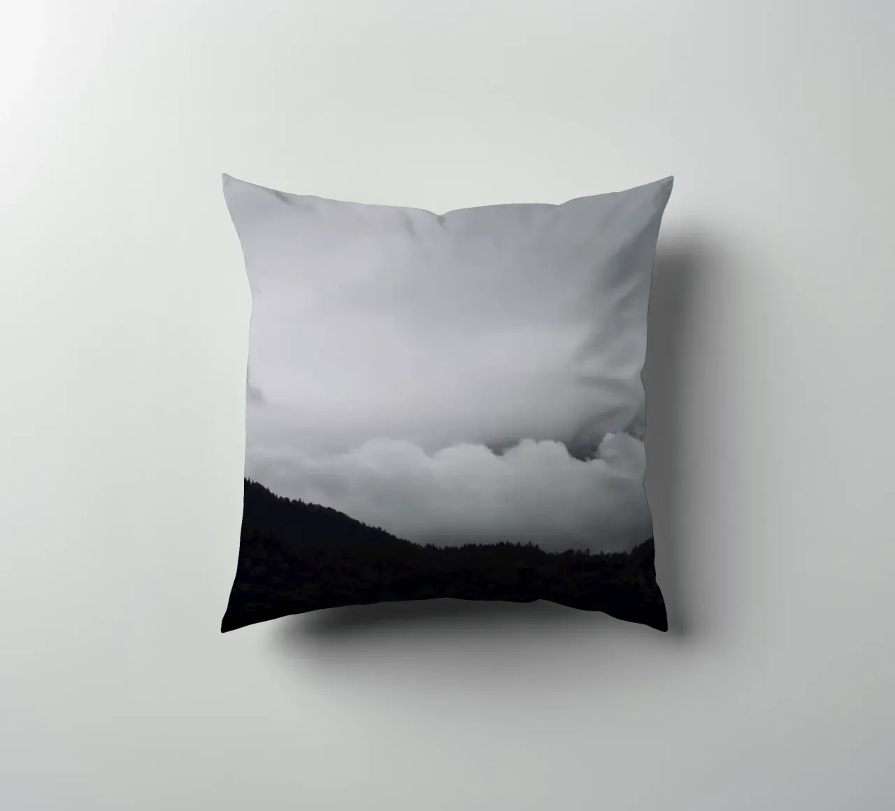 black mountains and white clouds cuscino da Studio Nahili
