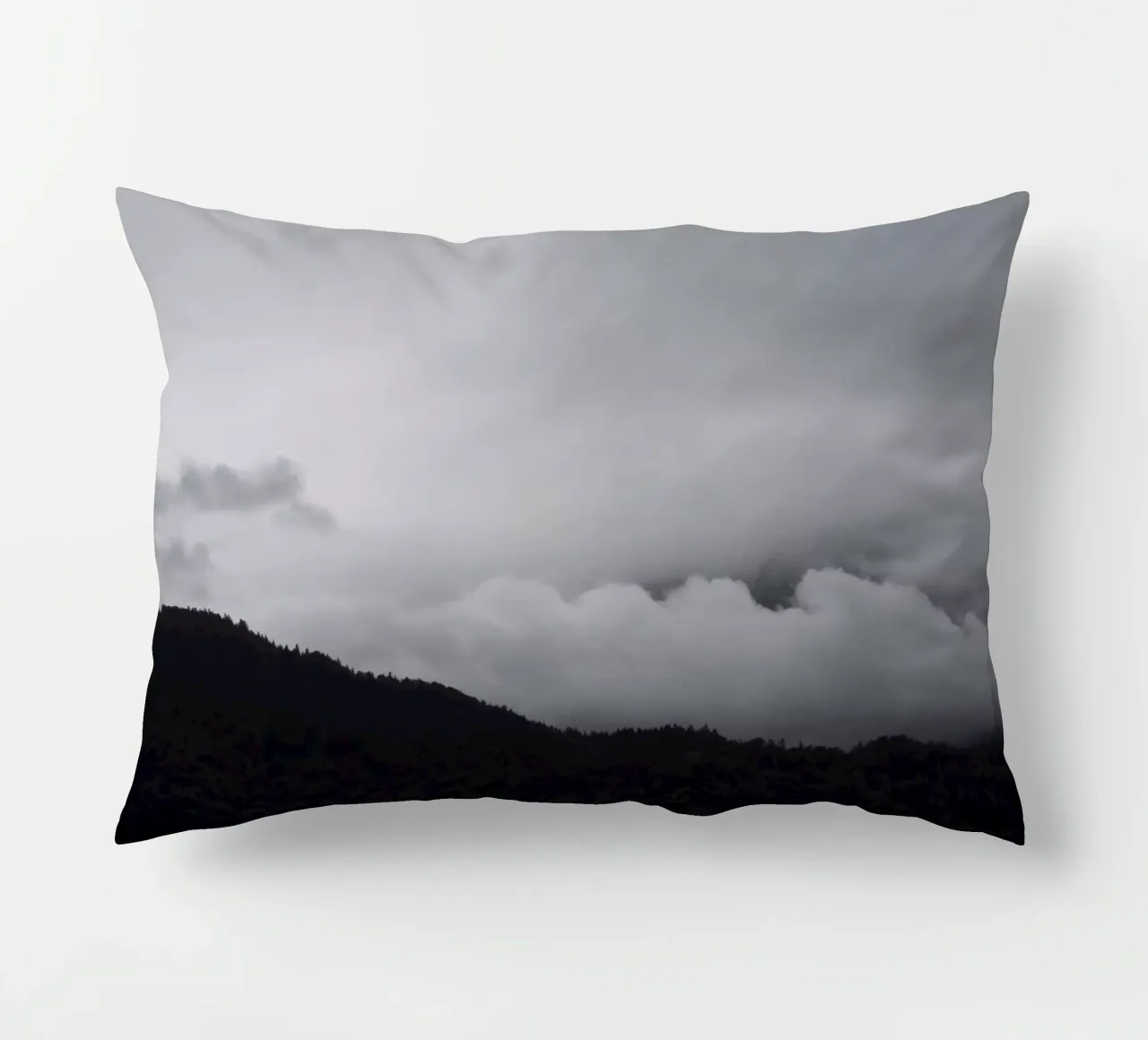 black mountains and white clouds cuscino da Studio Nahili