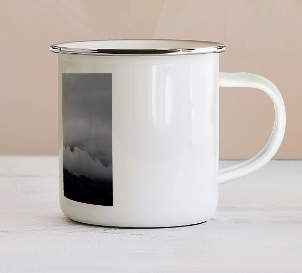 black mountains and white clouds tazza in smalto da Studio Nahili