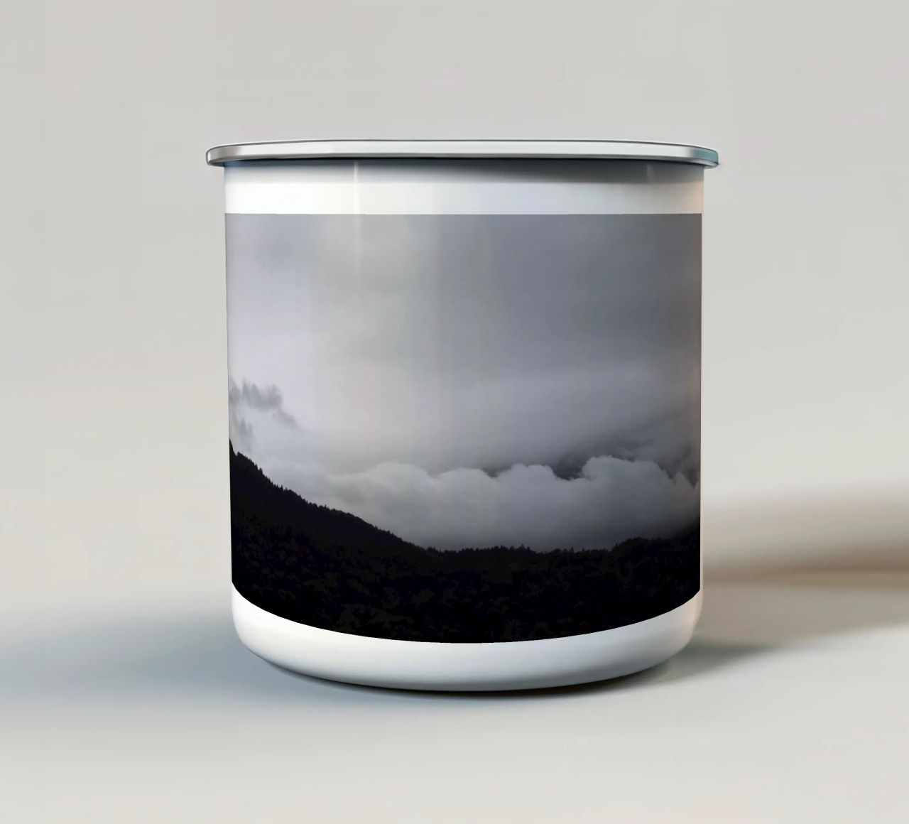 black mountains and white clouds tazza in smalto da Studio Nahili