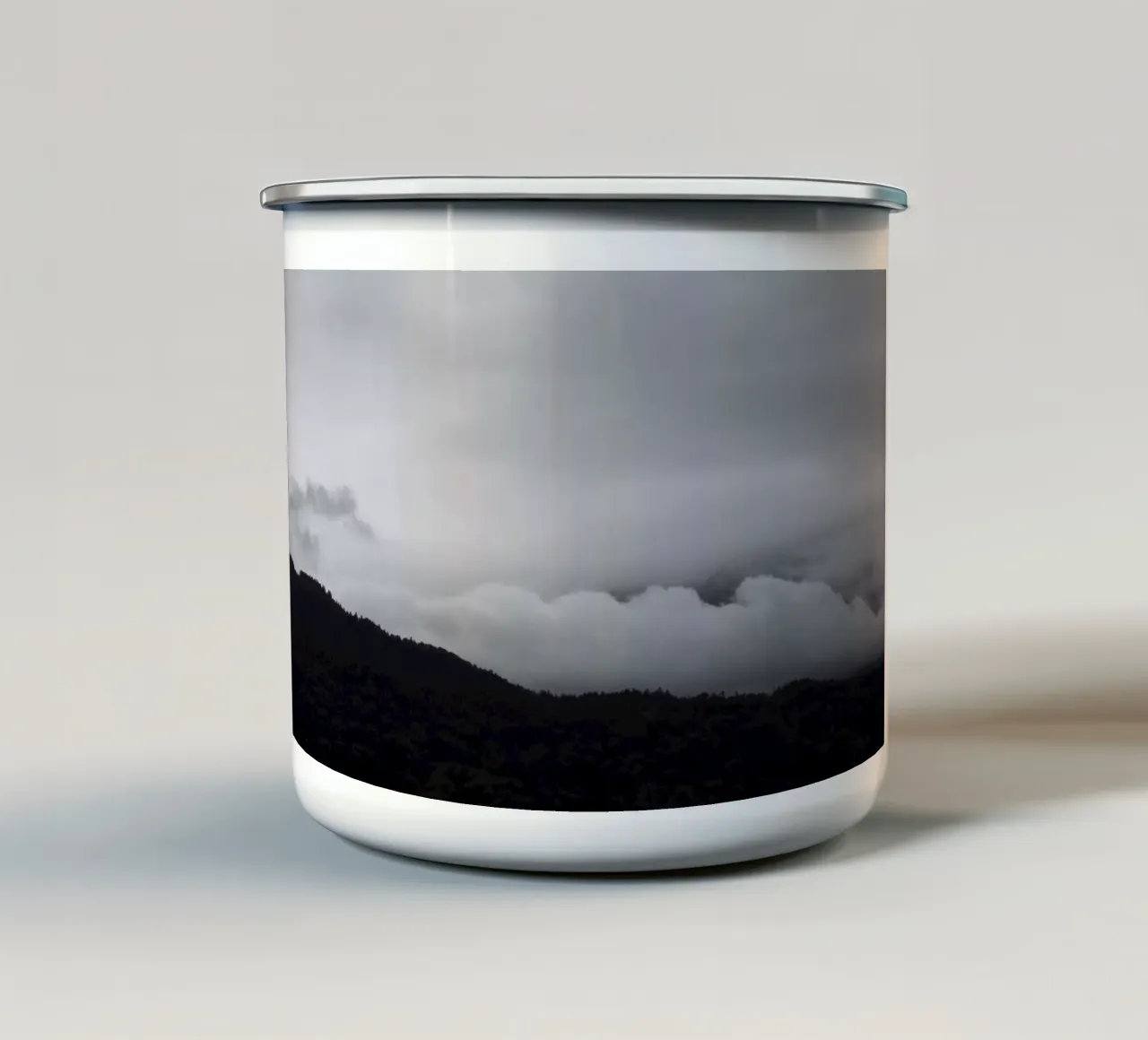black mountains and white clouds tazza in smalto da Studio Nahili