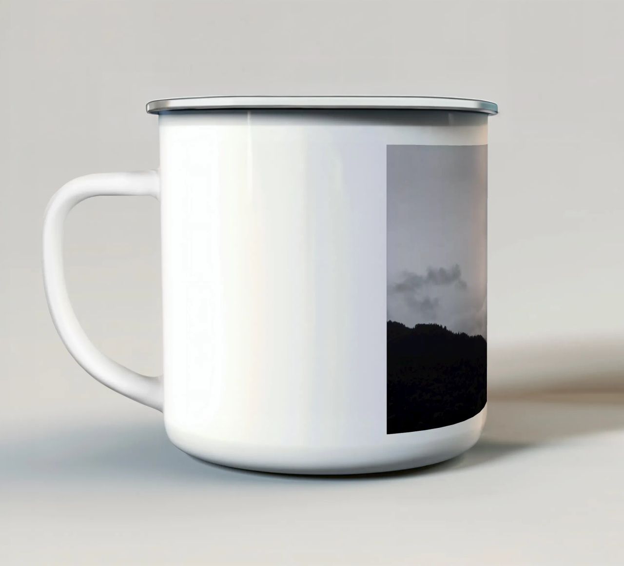 black mountains and white clouds tazza in smalto da Studio Nahili