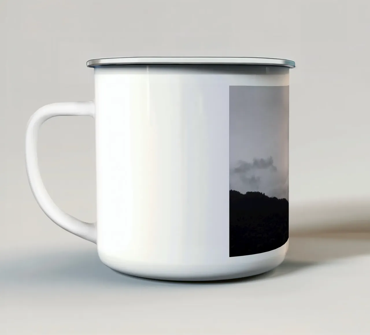 black mountains and white clouds tazza in smalto da Studio Nahili