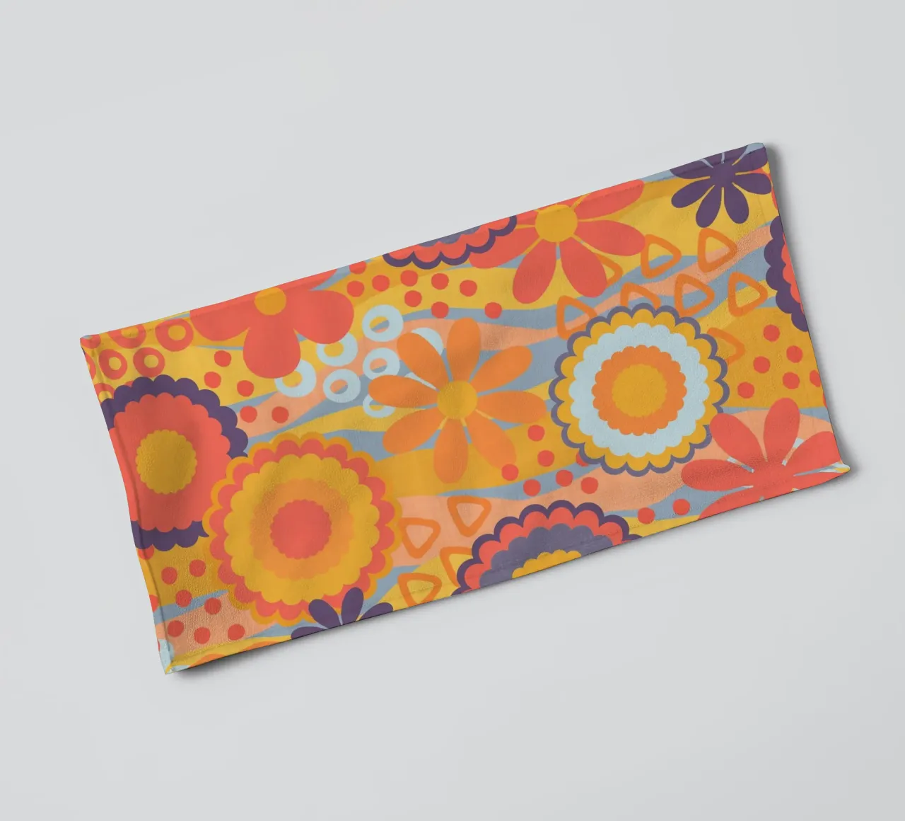 Anima anni Settanta Groovy Flower Power Colori retrò asciugamano da bagno da Andrea Haase Modern Home