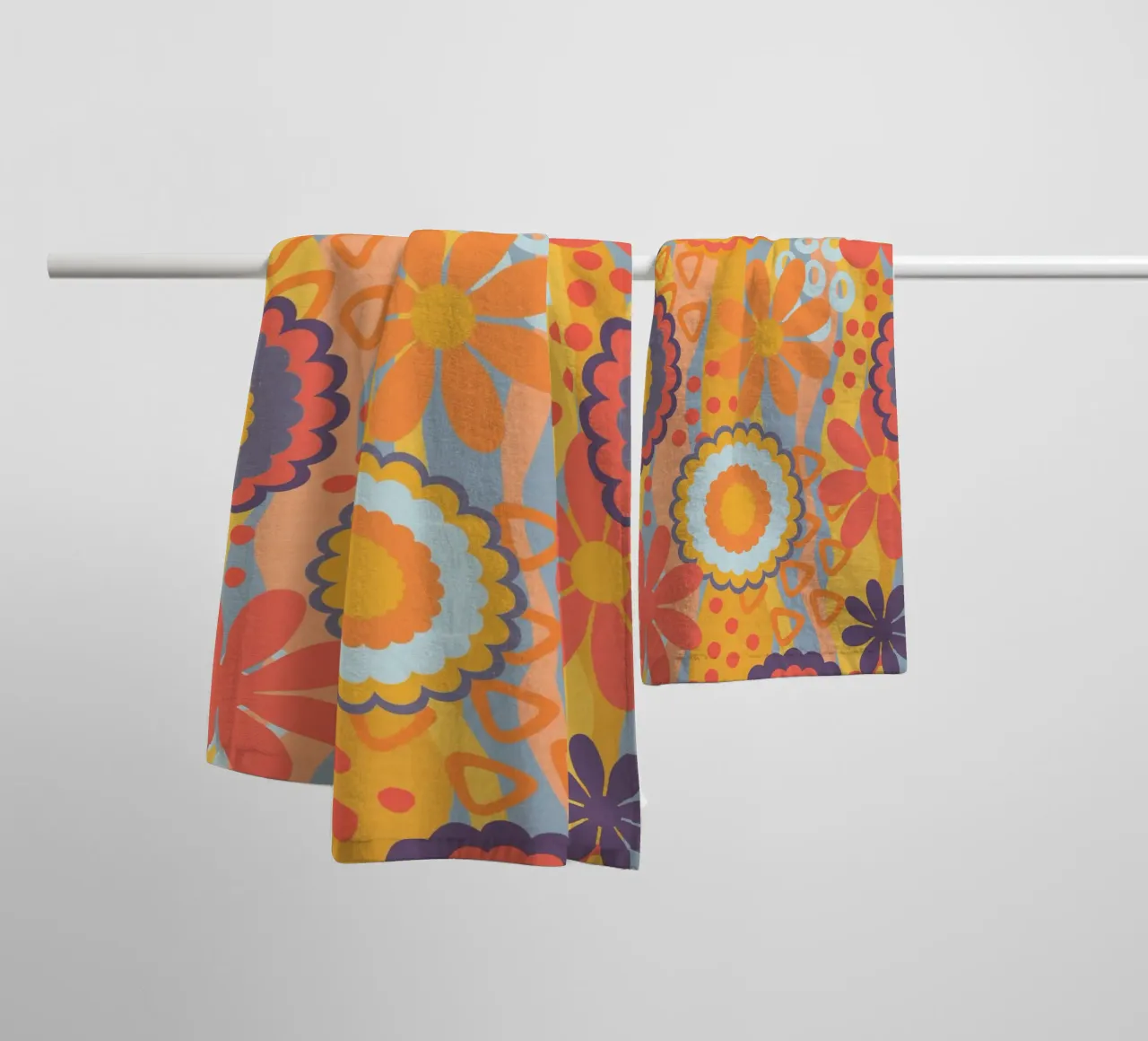 Anima anni Settanta Groovy Flower Power Colori retrò asciugamano da bagno da Andrea Haase Modern Home