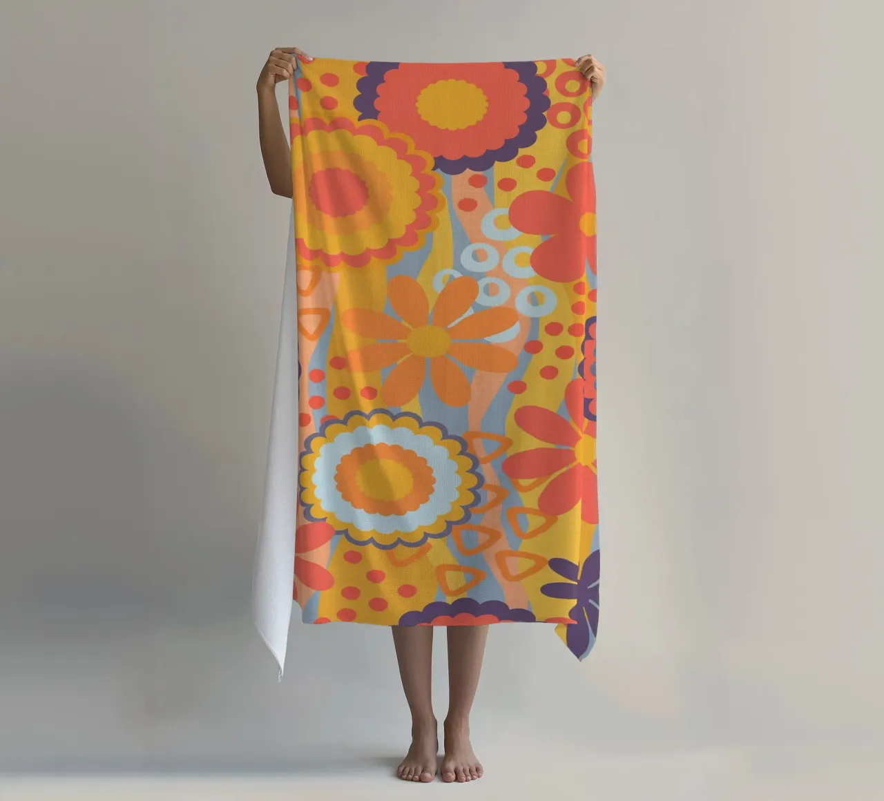 Anima anni Settanta Groovy Flower Power Colori retrò telo mare da Andrea Haase Modern Home