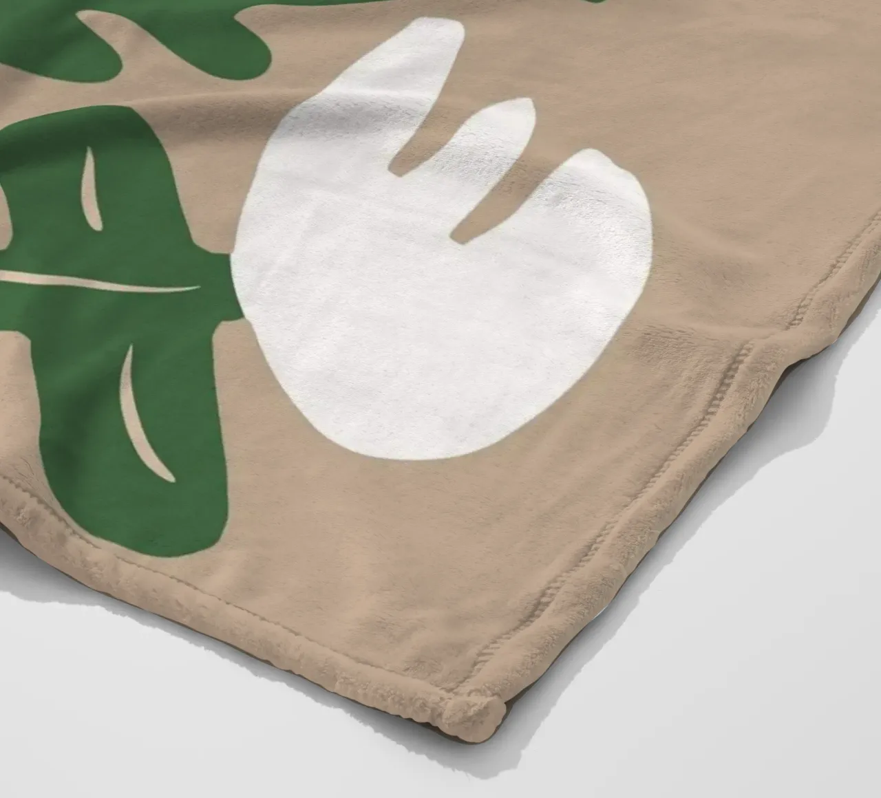 Composizione di fiori bianchi coperta in pile da Little Dean