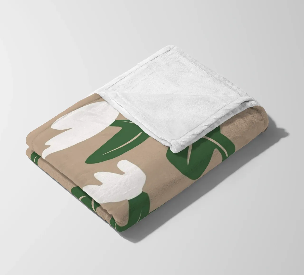 Composizione di fiori bianchi coperta in pile da Little Dean