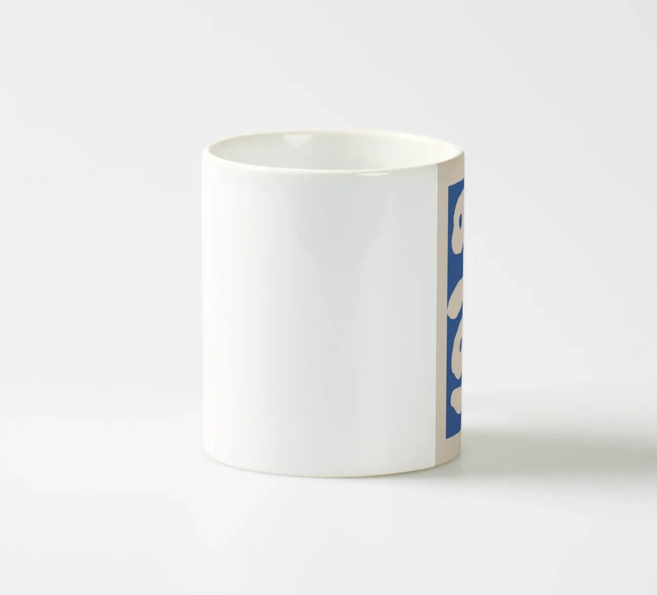 Blu astratto floreale botanico tazza in ceramica da Melloi Art Print