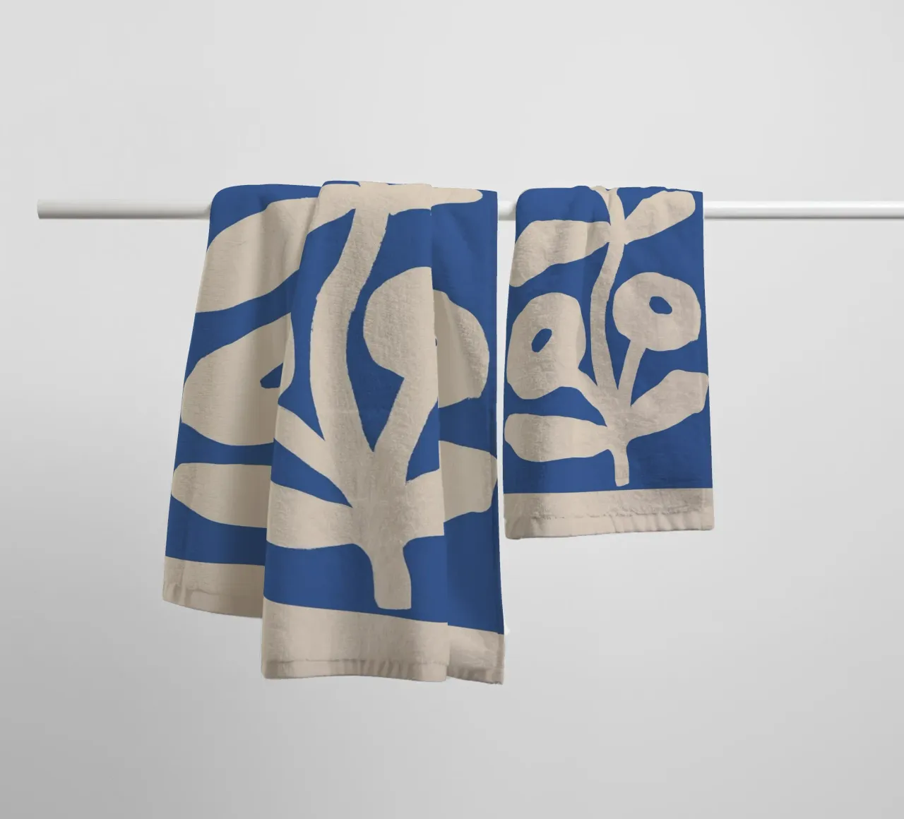 Blu astratto floreale botanico asciugamano da bagno da Melloi Art Print