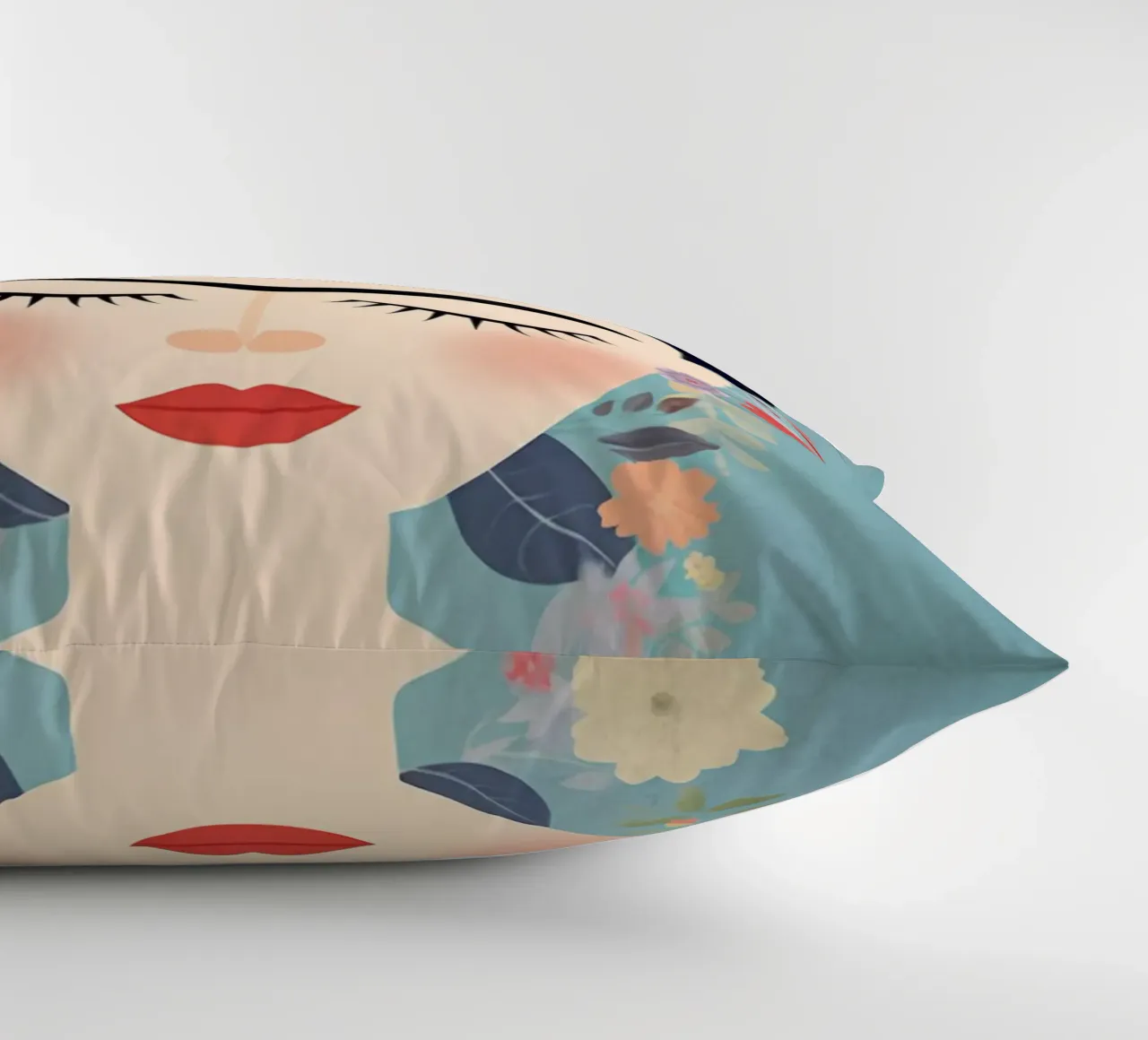 Blumige kleine Frida Kahlo Kissen von Carinaprint