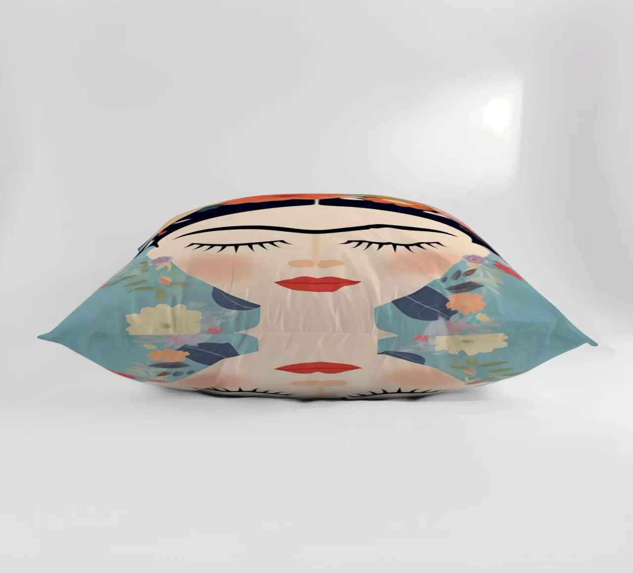 Blumige kleine Frida Kahlo Kissen von Carinaprint