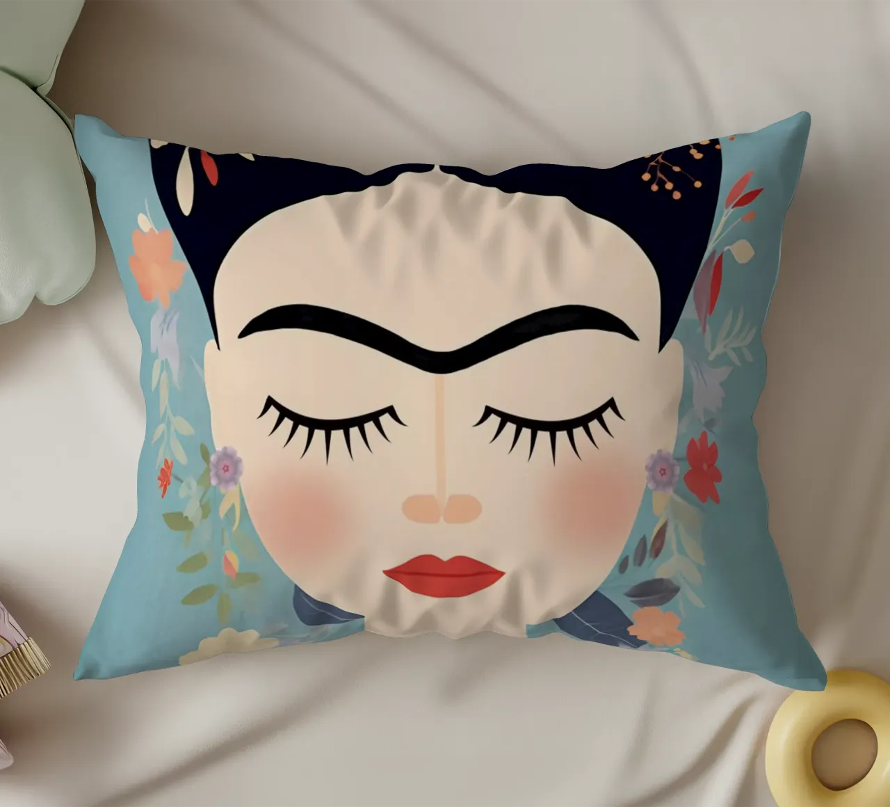 Blumige kleine Frida Kahlo Kissen von Carinaprint