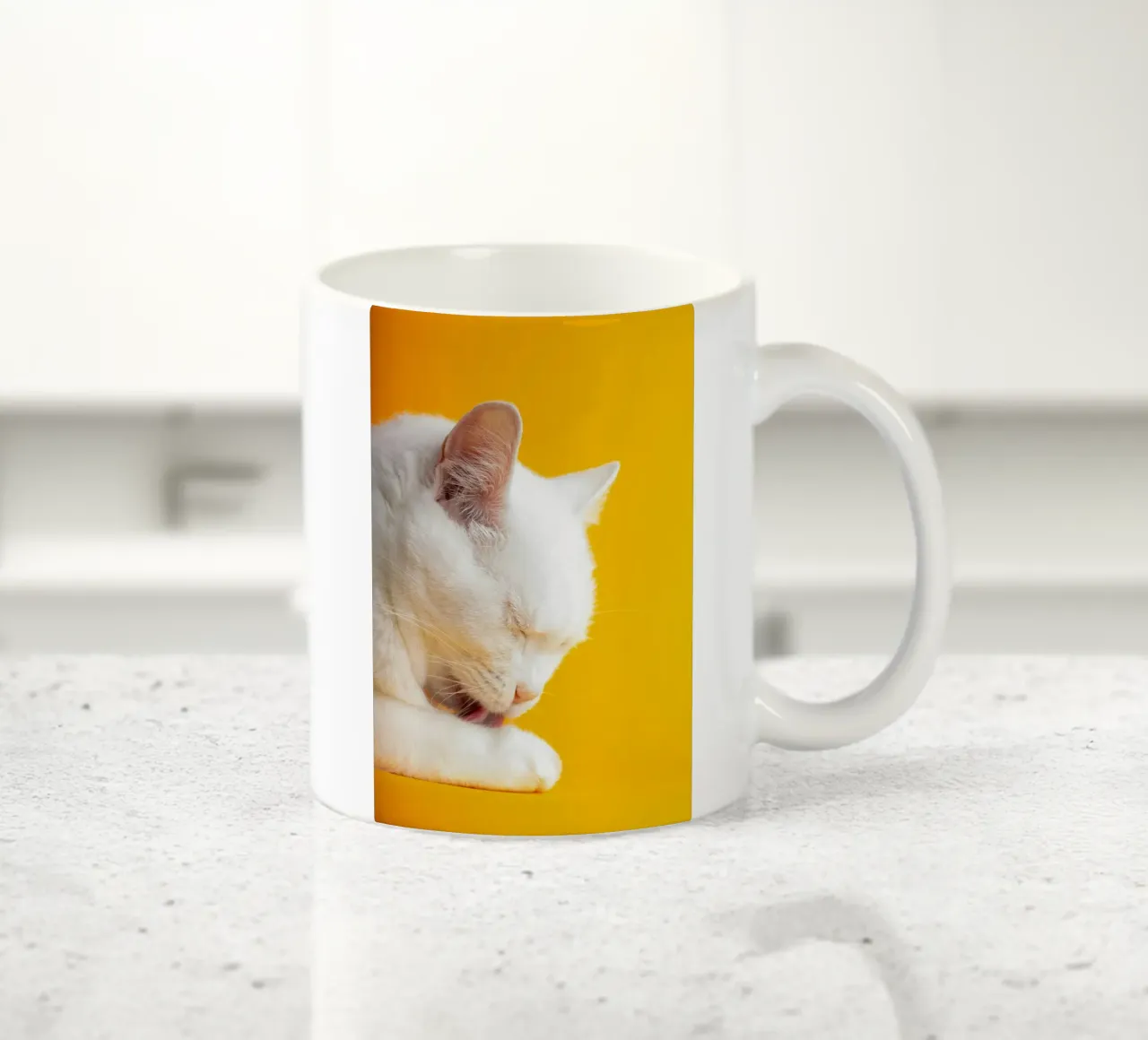 cat in the yellow shade tazza in ceramica da feny