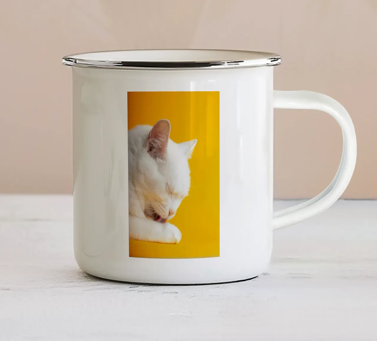 cat in the yellow shade tazza in smalto da feny