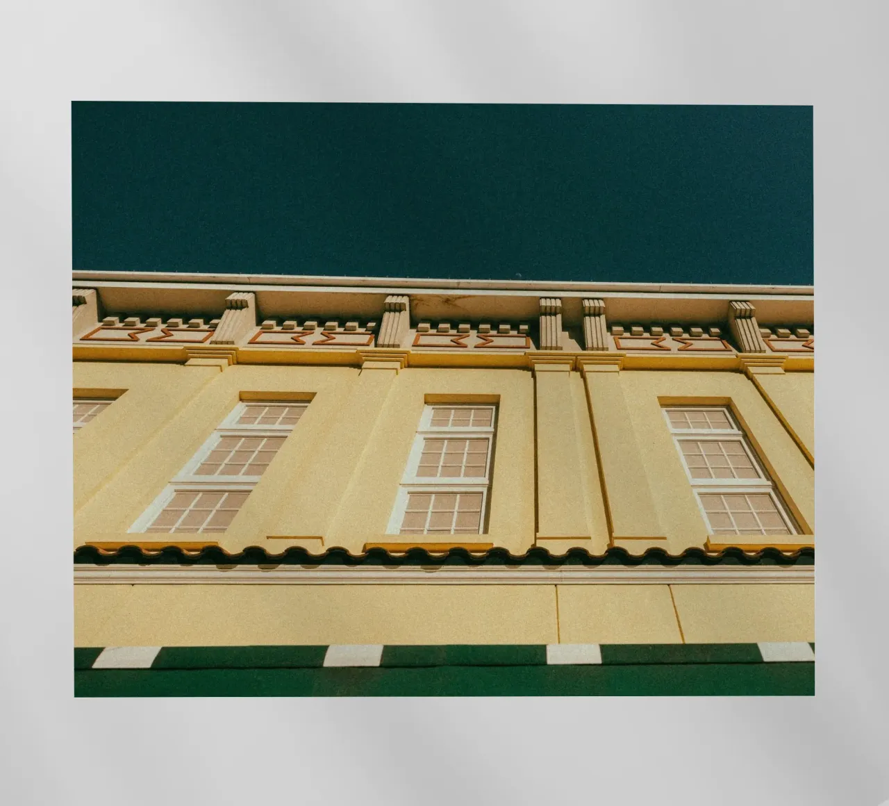 yellow building pellicola backlit da feny