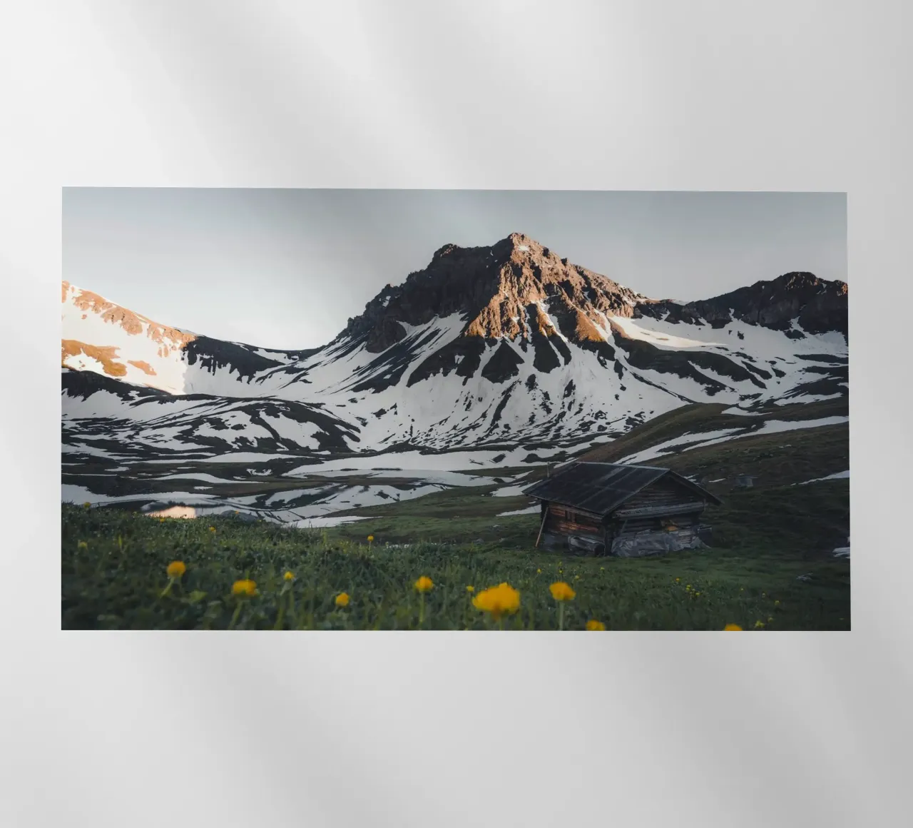 white mountain on field pellicola backlit da comura