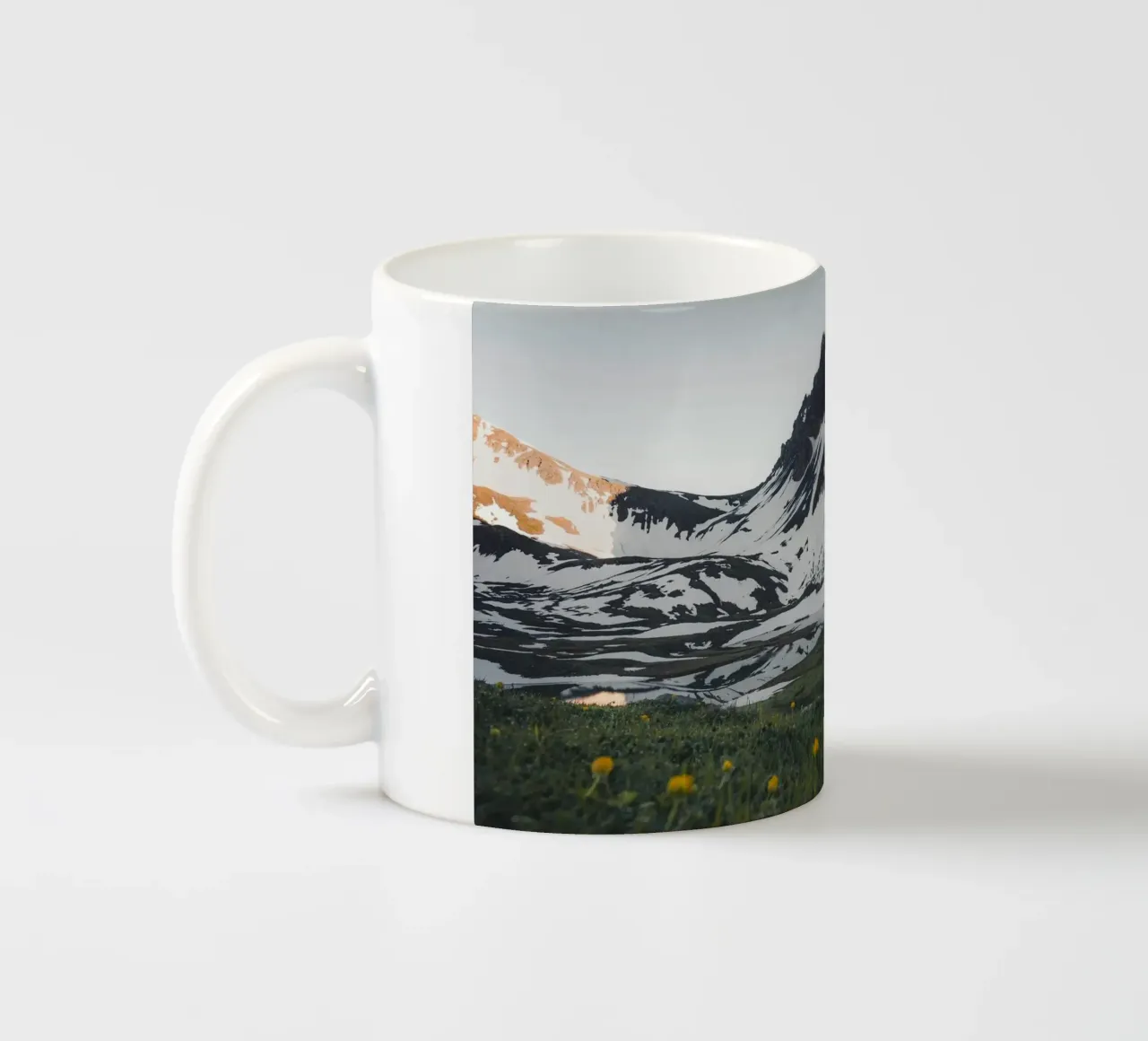 white mountain on field tazza in ceramica da comura