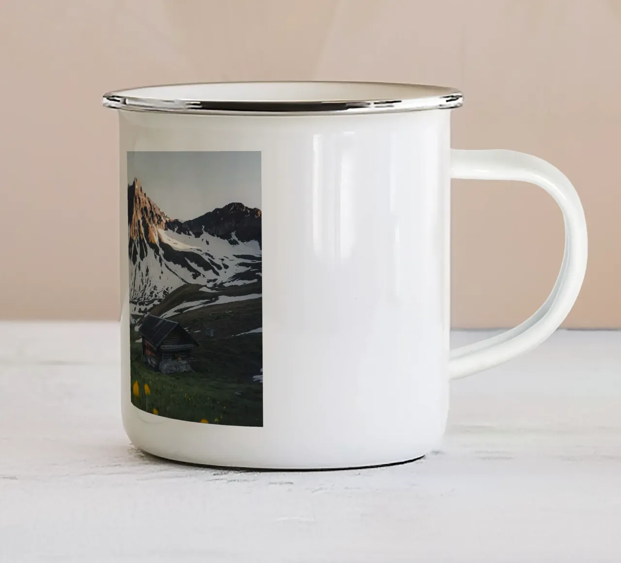 white mountain on field tazza in smalto da comura