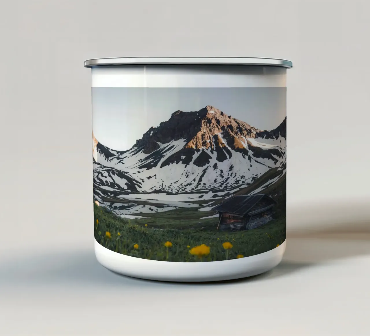 white mountain on field tazza in smalto da comura