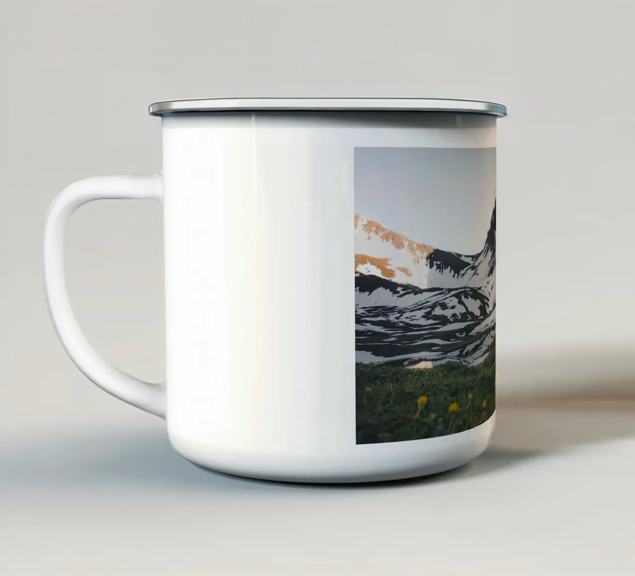 white mountain on field tazza in smalto da comura