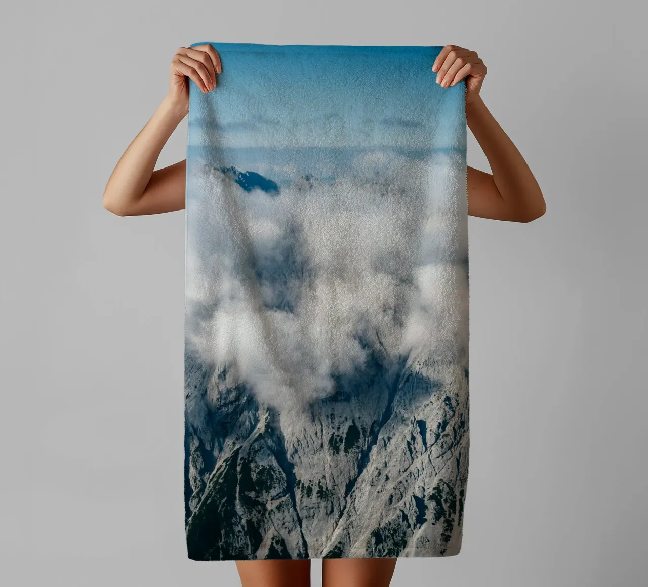 cloud on the mountain asciugamano da bagno da comura
