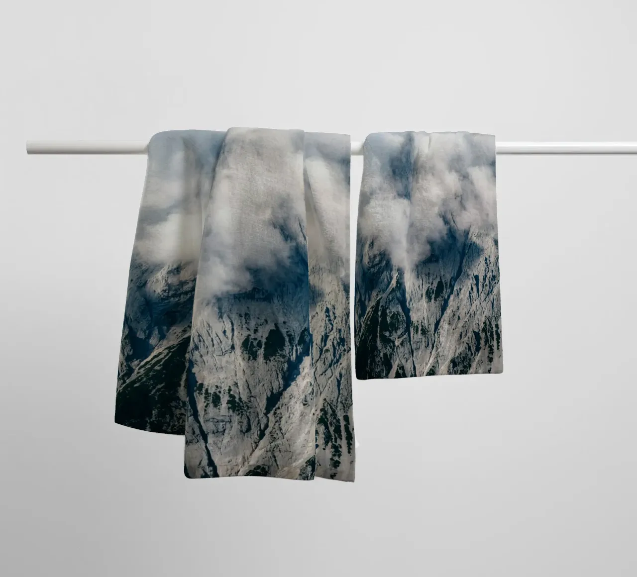 cloud on the mountain asciugamano da bagno da comura