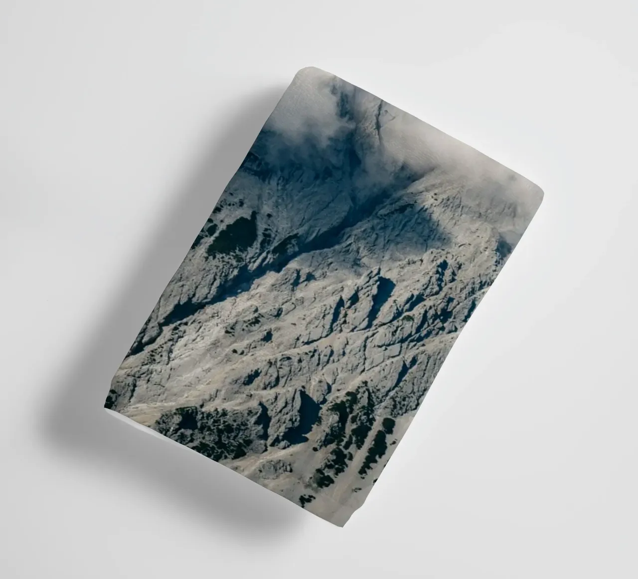 cloud on the mountain asciugamano da bagno da comura