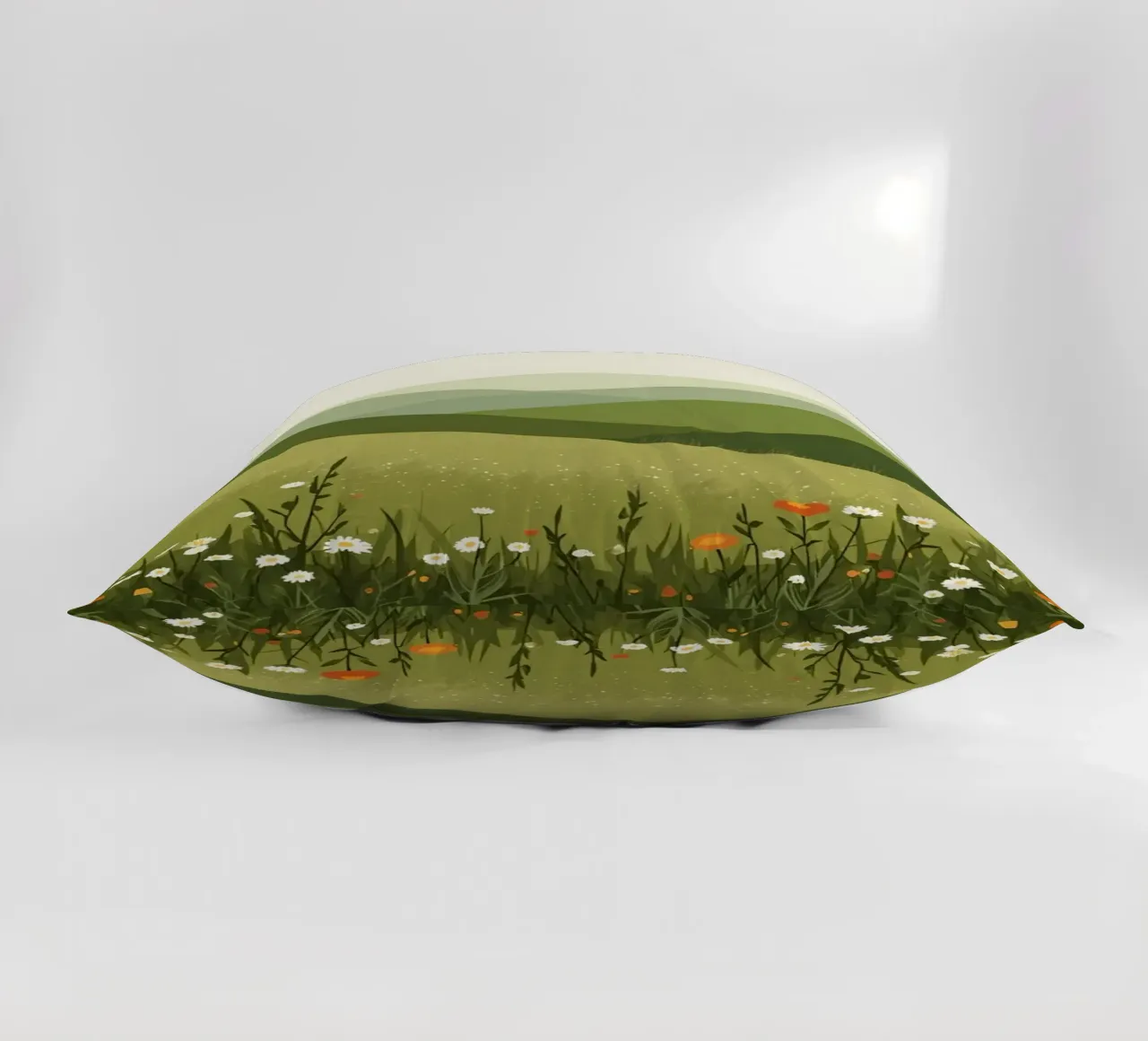 Colline verdi con fiori selvatici cuscino da DesignDoodle