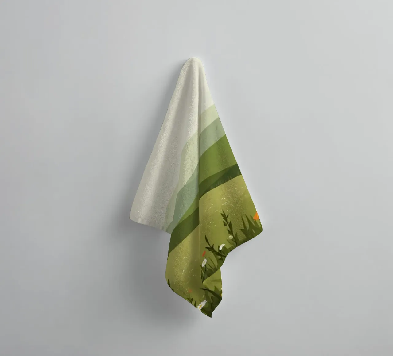 Colline verdi con fiori selvatici asciugamano da bagno da DesignDoodle