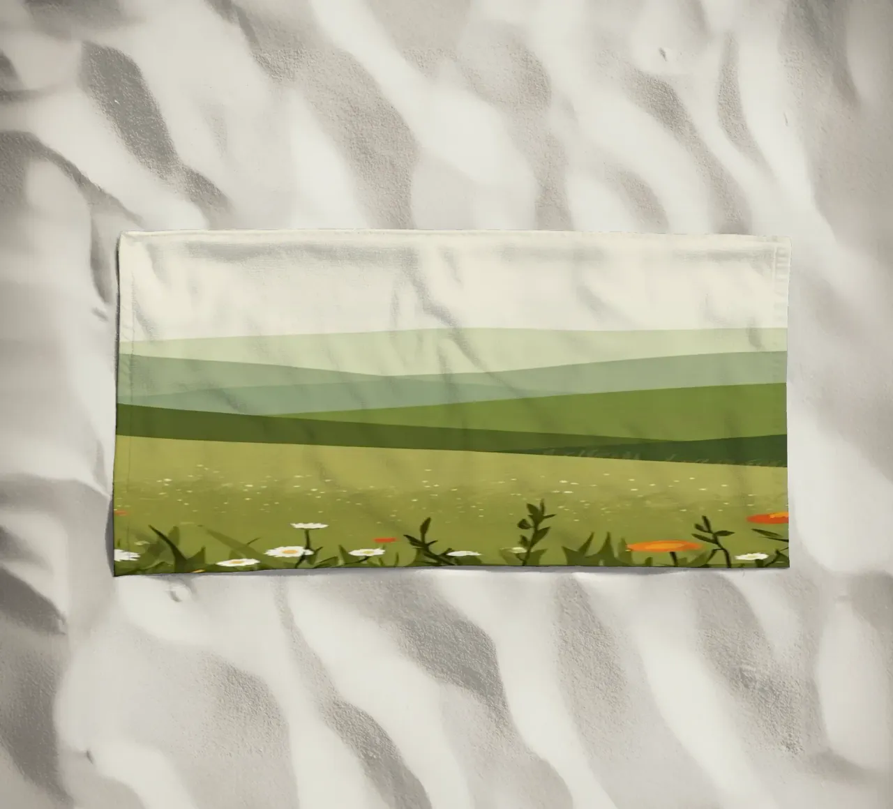 Colline verdi con fiori selvatici telo mare da DesignDoodle