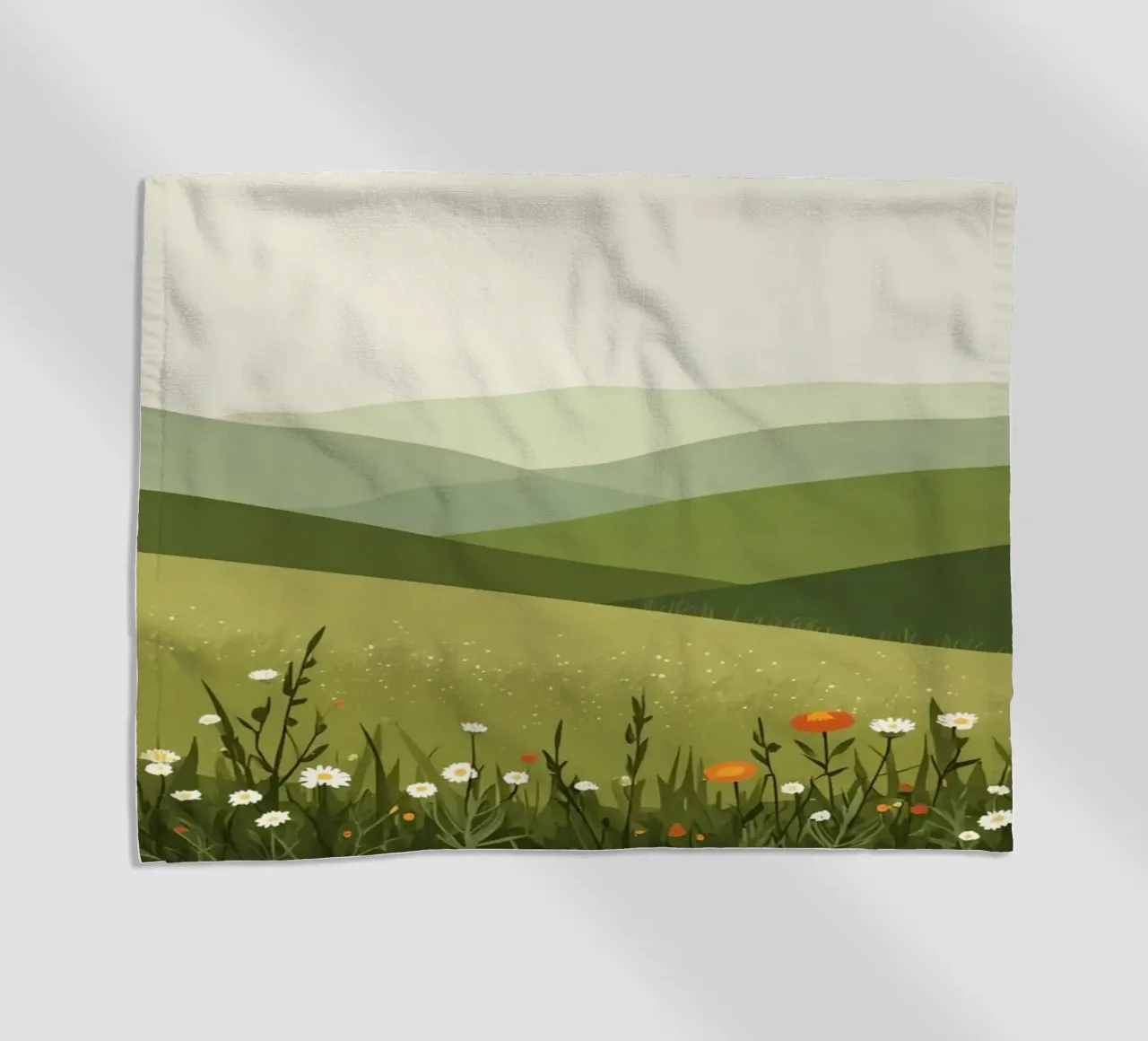 Colline verdi con fiori selvatici telo mare da DesignDoodle