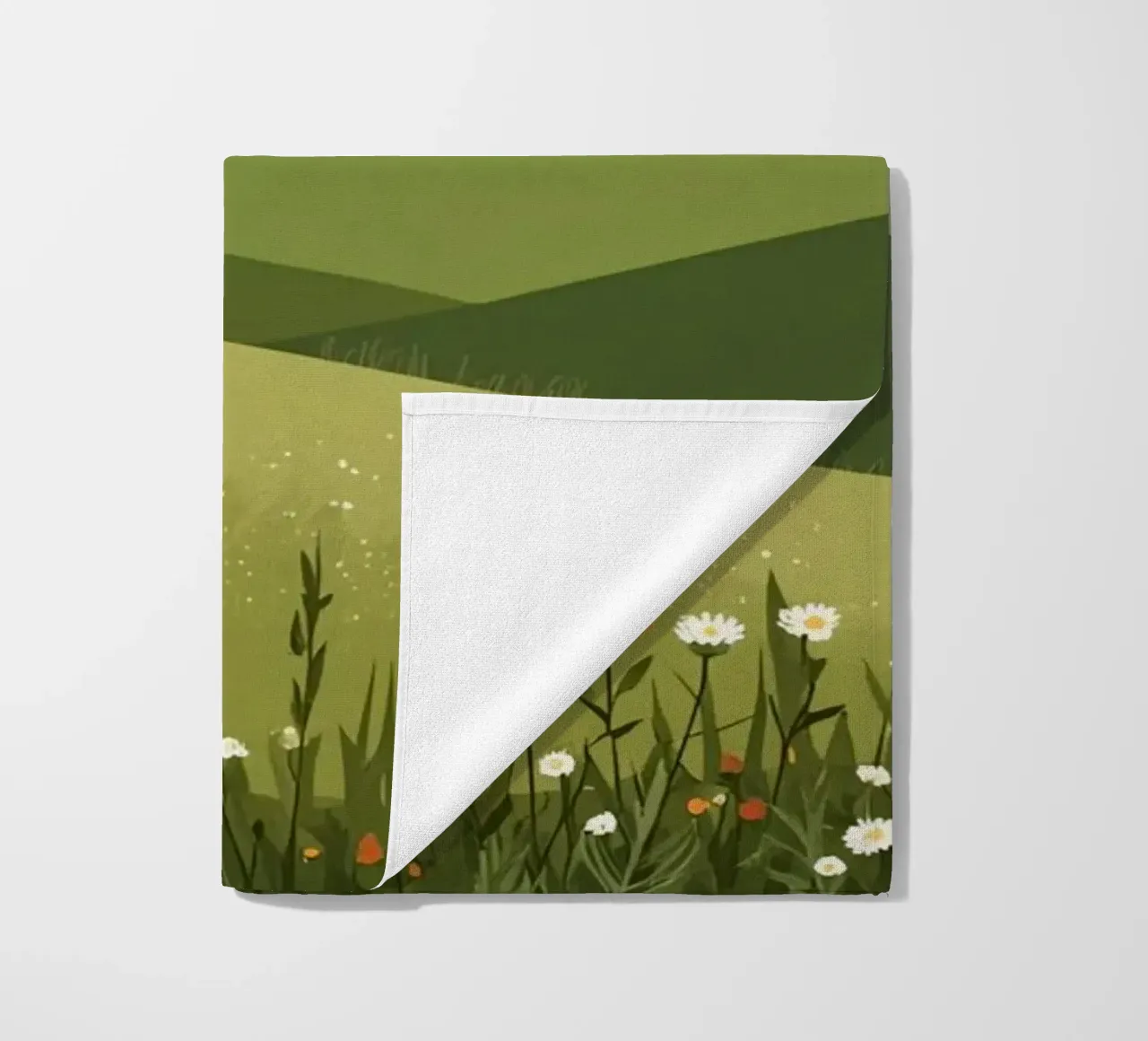 Colline verdi con fiori selvatici telo mare da DesignDoodle