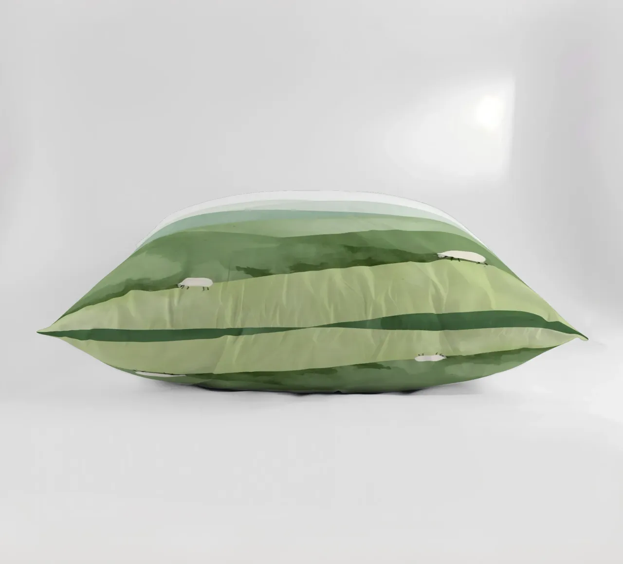 Mignonne pépinière de collines roulantes avec moutons et nuages coussin de DesignDoodle