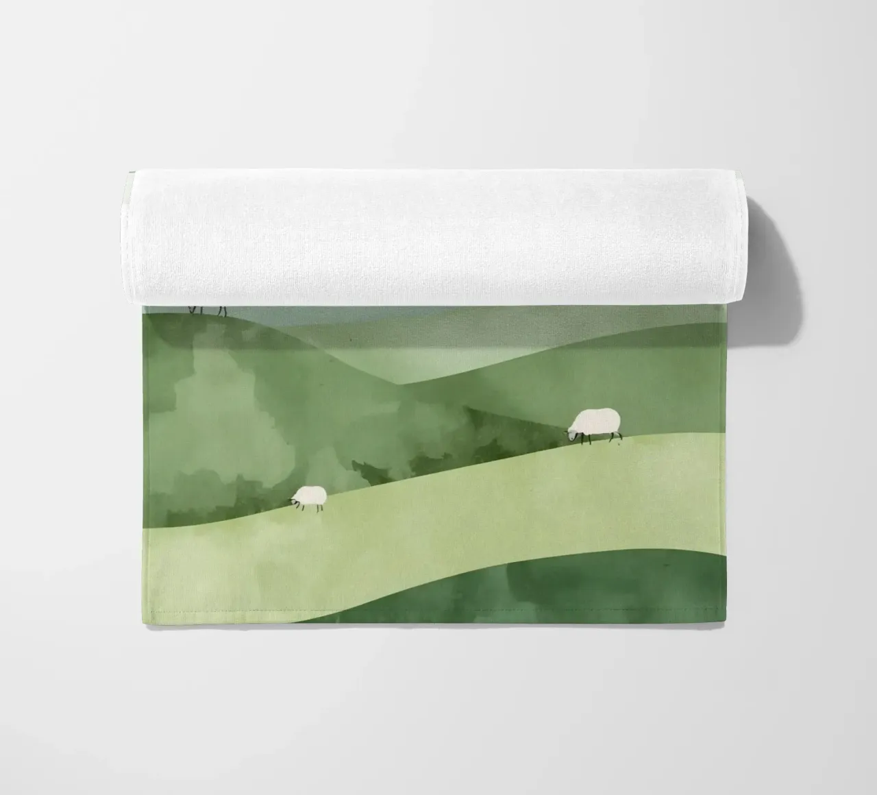 Vivaio carino Colline ondulate con pecore e nuvole telo mare da DesignDoodle