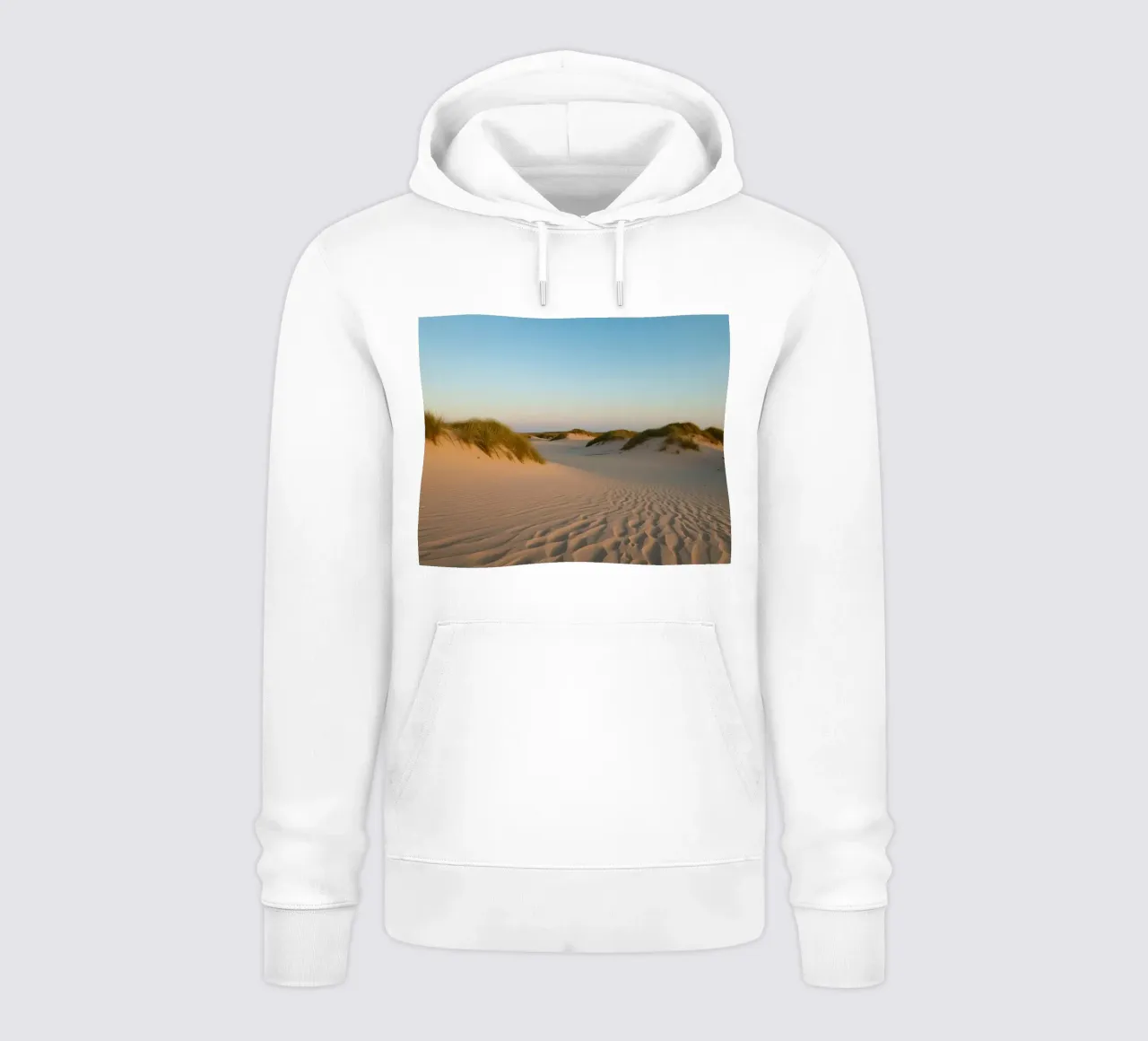 Dune di sabbia ed erba sotto un cielo blu pallido felpa con cappuccio da DesignDoodle