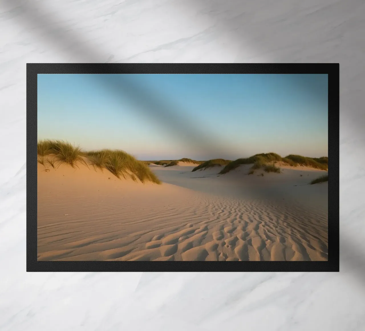 Dune di sabbia ed erba sotto un cielo blu pallido zerbino da DesignDoodle